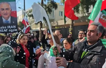 Iρανοί πανηγυρίζουν έξω από την πρεσβεία της χώρας τους στην Αθήνα για τον θάνατο του Α.Χαμενεΐ (φωτο)