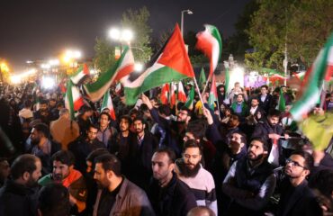 Εκατοντάδες χιλιάδες Ιρανοί εν μέσω αμερικανικών & ισραηλινών πληγμάτων διαδηλώνουν υπέρ της κυβέρνησής τους!