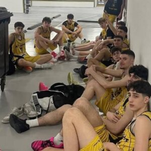 Οι αθλητές της Κ18 του Άρη σε υπόγειο πάρκινγκ για να αποφύγουν τα ιρανικά πλήγματα στο Ντουμπάι (φωτό)