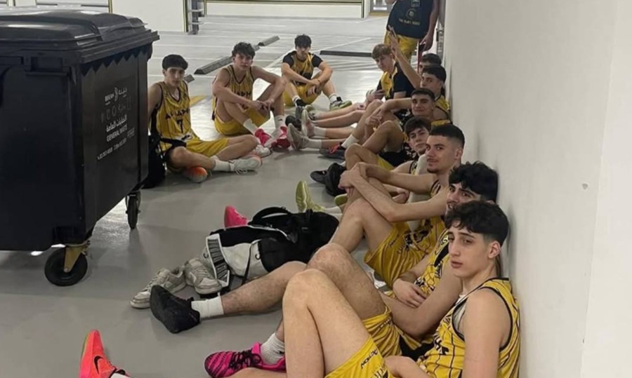 Οι αθλητές της Κ18 του Άρη σε υπόγειο πάρκινγκ για να αποφύγουν τα ιρανικά πλήγματα στο Ντουμπάι (φωτό)