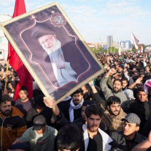 Θρήνος στο Ιράν για τον θάνατο του Αλί Χαμενεϊ: Κατά χιλιάδες διαδηλώνουν στους δρόμους (βίντεο)