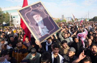 Θρήνος στο Ιράν για τον θάνατο του Αλί Χαμενεϊ: Κατά χιλιάδες διαδηλώνουν στους δρόμους (βίντεο)