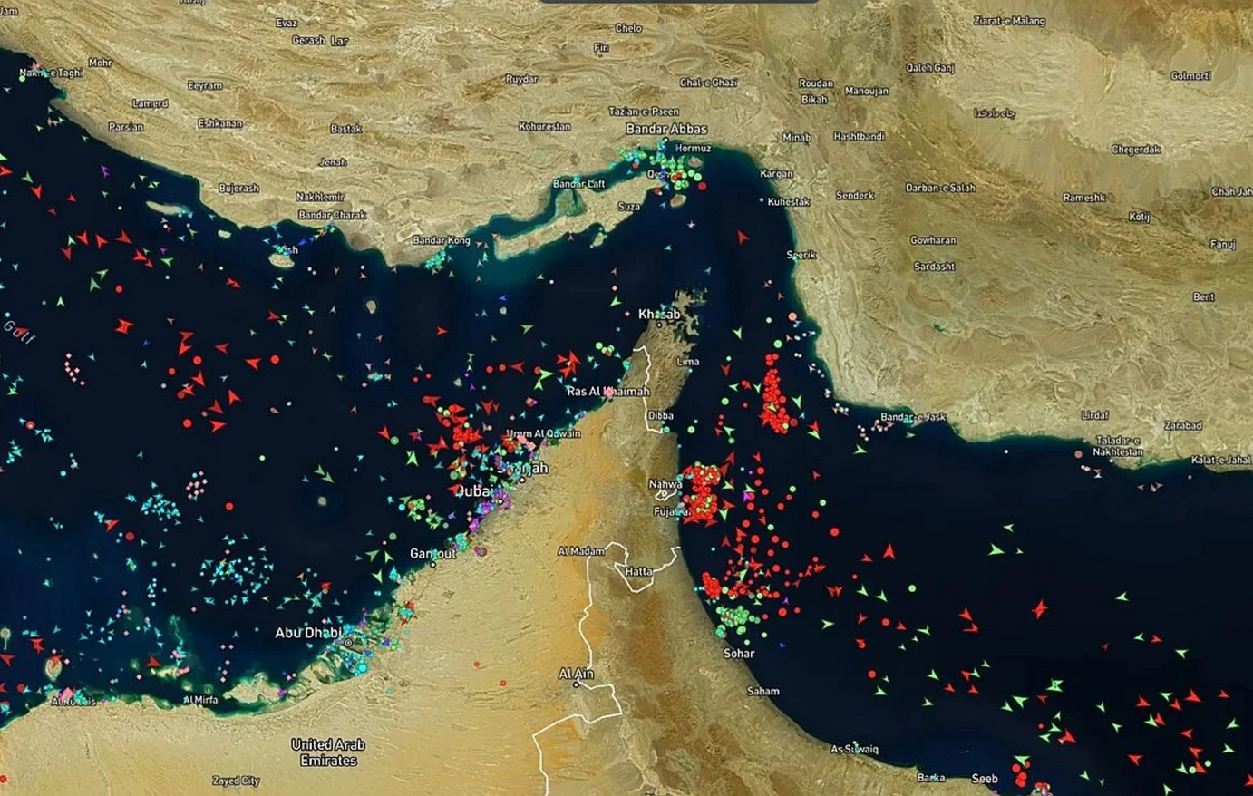 Στενά του Ορμούζ: Περισσότερα από 250 πλοία παραμένουν ακινητοποιημένα
