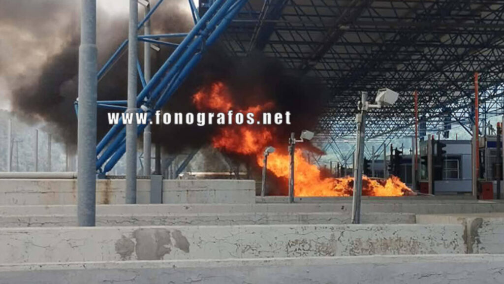 Αυτοκίνητο έγινε παρανάλωμα του πυρός στα διόδια της Τραγάνας (φωτο)