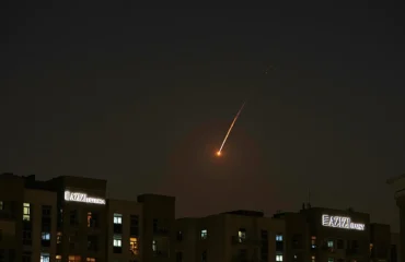 Θρίλερ για Ροδίτες εκδρομείς : Αποκλεισμένοι στο Άμπου Ντάμπι – «Περνάνε συνεχώς από πάνω μας drones και πύραυλοι»