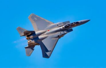 Bίντεο: H στιγμή που κάτοικοι στο Κουβέιτ βοηθούν Αμερικανίδα πιλότο μετά την κατάρριψη F-15