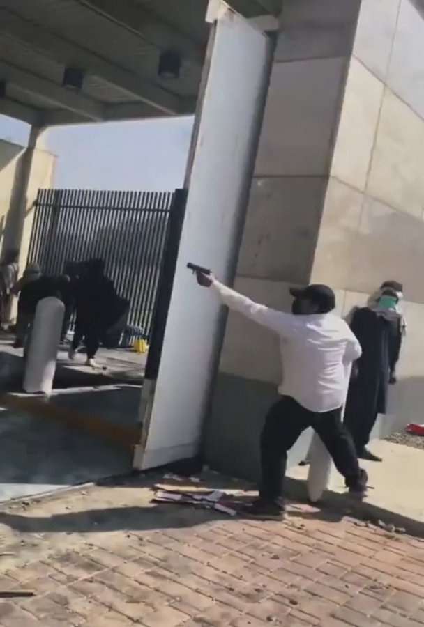 Οι Αμερικανοί Πεζοναύτες του προξενείου στο Καράτσι πυροβόλησαν κατά των διαδηλωτών