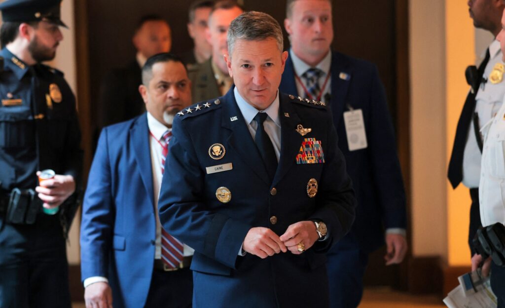 Αρχηγός ενόπλων δυνάμεων των ΗΠΑ: «Τις επόμενες μέρες θα φτάσουν επιπλέον μαχητικά στη Μέση Ανατολή»