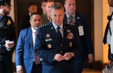 Αρχηγός ενόπλων δυνάμεων των ΗΠΑ: «Τις επόμενες μέρες θα φτάσουν επιπλέον μαχητικά στη Μέση Ανατολή»