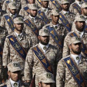 Το Ιράν απειλεί «να πυρπολήσει οποιοδήποτε πλοίο επιχειρήσει να διασχίσει τα Στενά του Ορμούζ»