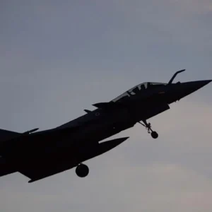 Βίντεο: H στιγμή που τέσσερα μαχητικά συνοδεύουν το αεροσκάφος του Ε.Μακρόν προς τη βάση της Île Longue