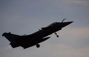 Βίντεο: H στιγμή που τέσσερα μαχητικά συνοδεύουν το αεροσκάφος του Ε.Μακρόν προς τη βάση της Île Longue