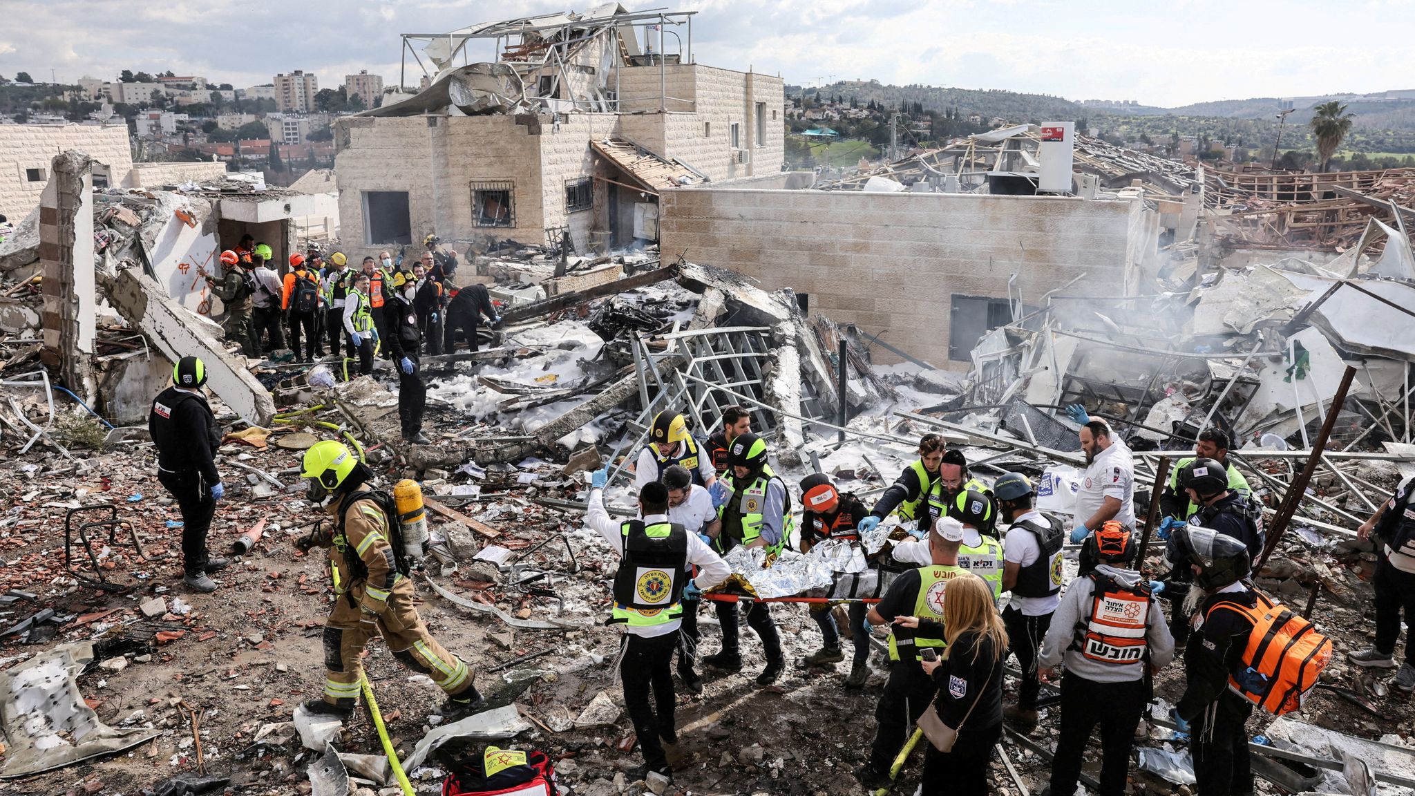 Βίντεο: Εικόνες καταστροφής σε Ιερουσαλήμ, Τελ Αβίβ & κεντρικό Ισραήλ από την θύελλα βαλλιστικών πυραύλων του Ιράν!