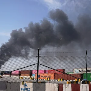 ΗΑΕ: Ιρανική επίθεση με drones κατά υποδομών αποθήκευσης πετρελαίου στη Φουτζέιρα (βίντεο)