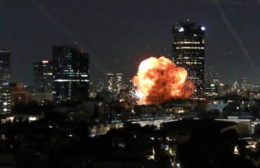 Βίντεο: Συγκλονιστικά πλάνα από τις ιρανικές πυραυλικές επιθέσεις στο Τελ Αβίβ