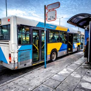 Αττική: 24χρονος επιτέθηκε σε 38χρονο και του κάρφωσε στιλό στο πρόσωπο μέσα σε λεωφορείο