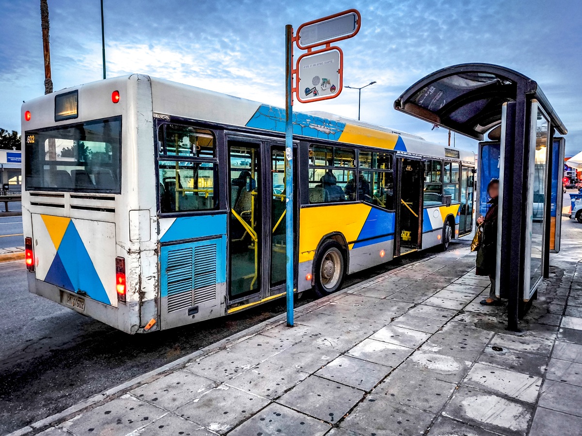 Αττική: 24χρονος επιτέθηκε σε 38χρονο και του κάρφωσε στιλό στο πρόσωπο μέσα σε λεωφορείο