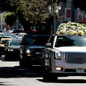 Με χρυσό φέρετρο, φορτηγά γεμάτα λουλούδια και τεθωρακισμένα η κηδεία του «Ελ Μέντσο» στο Μεξικό (φώτο)