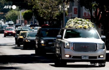 Με χρυσό φέρετρο, φορτηγά γεμάτα λουλούδια και τεθωρακισμένα η κηδεία του «Ελ Μέντσο» στο Μεξικό (φώτο)