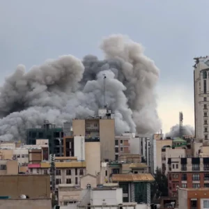 Tεχεράνη: ΗΠΑ-Ισραήλ πλήττουν την περιοχή του παλιού ιρανικού κοινοβουλίου