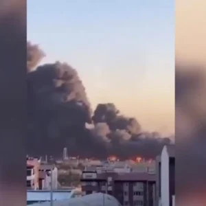 Ιράν: Στις φλόγες το αεροδρόμιο της Τεχεράνης μετά από επίθεση drones – Πολλαπλές εκρήξεις (βίντεο)