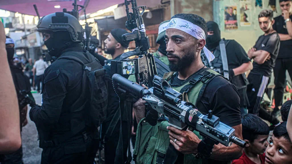 Ντ.Τραμπ: Εξετάζει το ενδεχόμενο υποστήριξης ανταρτικών ομάδων εντός του Ιράν