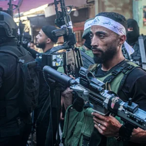 Ντ.Τραμπ: Εξετάζει το ενδεχόμενο υποστήριξης ανταρτικών ομάδων εντός του Ιράν