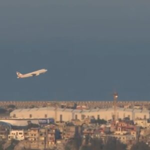 Συγκλονιστικά πλάνα: Επιβατικό αεροπλάνο απογειώνεται παρά τις εκρήξεις και τους καπνούς στην Βηρυτό – Δείτε βίντεο