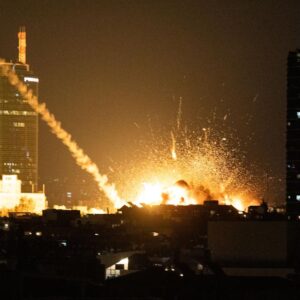 Βίντεο: Εικόνες «Αποκάλυψης» από το Τελ Αβίβ – Ιρανικός πύραυλος ανατινάζει κτίριο