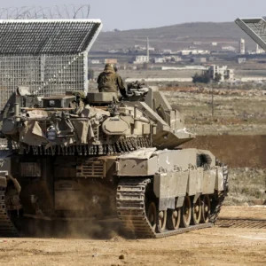 Αραβικά μέσα μιλούν για ισραηλινή εισβολή και βομβαρδισμό στη νότια Συρία