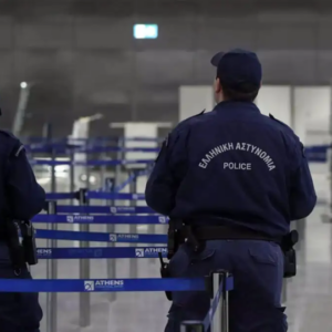 Άνδρας σε κατάσταση αμόκ τα έκανε «γυαλιά – καρφιά» σε κατάστημα στο «Ελ.Βενιζέλος» (βίντεο)