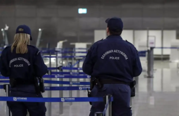 Άνδρας σε κατάσταση αμόκ τα έκανε «γυαλιά – καρφιά» σε κατάστημα στο «Ελ.Βενιζέλος» (βίντεο)