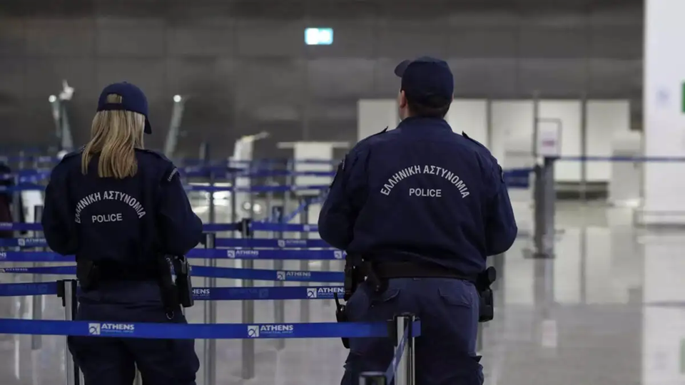 Άνδρας σε κατάσταση αμόκ τα έκανε «γυαλιά – καρφιά» σε κατάστημα στο «Ελ.Βενιζέλος» (βίντεο)