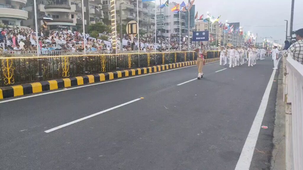 Το ιρανικό πλήρωμα της φρεγάτας που βύθισε αμερικανικό υποβρύχιο παρελαύνει ανύποπτο στην Ινδία (φώτο)
