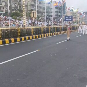 Το ιρανικό πλήρωμα της φρεγάτας που βύθισε αμερικανικό υποβρύχιο παρελαύνει ανύποπτο στην Ινδία (φώτο)