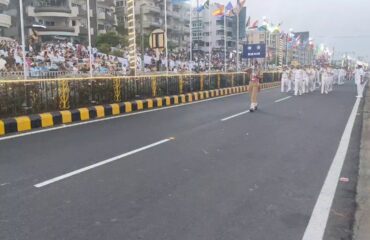 Το ιρανικό πλήρωμα της φρεγάτας που βύθισε αμερικανικό υποβρύχιο παρελαύνει ανύποπτο στην Ινδία (φώτο)