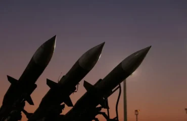 Το Ιράν απειλεί ότι θα στοχεύσει τις πρεσβείες του Ισραήλ σε όλο τον κόσμο