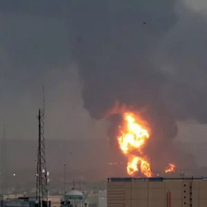 Η στιγμή που το Ιράν έριξε βαλλιστικούς πυραύλους σε διυλιστήριο πετρελαίου στο Κουβέιτ (βίντεο)