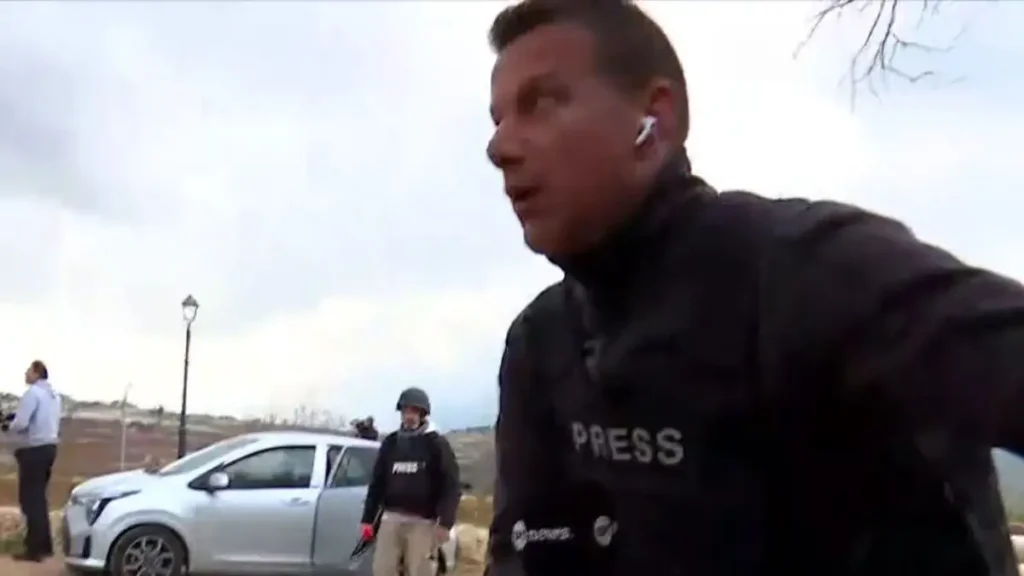 Βίντεο: Η στιγμή που το συνεργείο της ΕΡΤ κινδύνευσε στα σύνορα του Ισραήλ με το Λίβανο – «Πρέπει να φύγουμε»