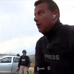 Βίντεο: Η στιγμή που το συνεργείο της ΕΡΤ κινδύνευσε στα σύνορα του Ισραήλ με το Λίβανο – «Πρέπει να φύγουμε»