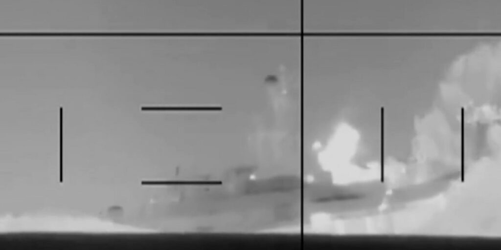 Απίστευτο: Η στιγμή που αμερικανική τορπίλη βυθίζει την ιρανική φρεγάτα στη Σρι Λάνκα (βίντεο)