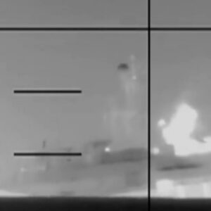 Απίστευτο: Η στιγμή που αμερικανική τορπίλη βυθίζει την ιρανική φρεγάτα στη Σρι Λάνκα (βίντεο)