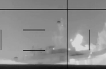 Απίστευτο: Η στιγμή που αμερικανική τορπίλη βυθίζει την ιρανική φρεγάτα στη Σρι Λάνκα (βίντεο)