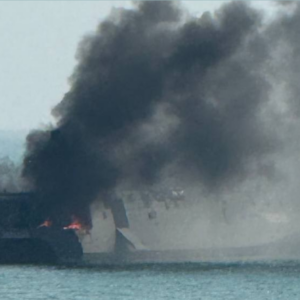 Οι Αμερικανοί χτύπησαν την ιρανική κορβέτα «Shahid Sayyad Shirazi» στον Περσικό Κόλπο – Δείτε βίντεο