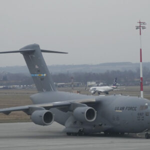 Bίντεο: H στιγμή που αμερικανικά στρατιωτικά μεταγωγικά αεροσκάφη πετούν σε χαμηλό ύψος στην έρημο της Ναζτάφ