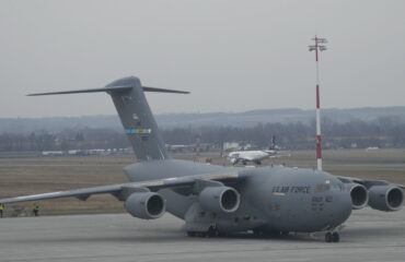 Bίντεο: H στιγμή που αμερικανικά στρατιωτικά μεταγωγικά αεροσκάφη πετούν σε χαμηλό ύψος στην έρημο της Ναζτάφ