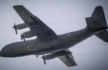 Στην Ελευσίνα το C-130 με τους 91 Έλληνες που είχαν εγκλωβιστεί στο Άμπου Ντάμπι