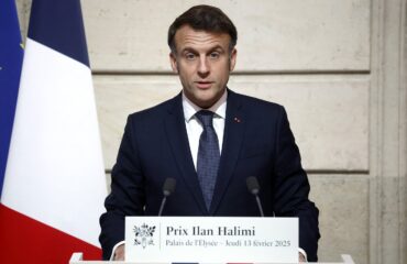 Ο Ε.Μακρόν απαντά στο αίτημα του Ζ.Αούν: «Θα στείλουμε τεθωρακισμένα οχήματα στον Λίβανο»