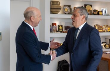 Στην Κύπρο ο ΥΠΑΜ της Βρετανίας Τζον Χίλι: «Η φιλία μας παραμένει ισχυρή απέναντι στις ιρανικές απειλές»