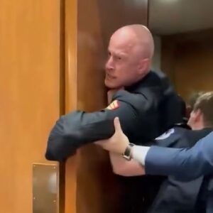 Αστυνομία και γερουσιαστής έσπασαν το χέρι σε βετεράνο των Πεζοναυτών επειδή διαμαρτύρονταν για τον πόλεμο με Ιράν!